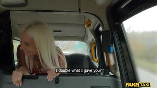 Suzy Grande a kerek cseh világos szőke milf nem hagyja ki a dugást a taxissal - sex-videochat