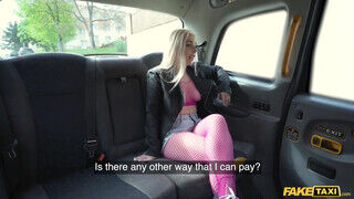 Ellie Shou a csöcsös angol kisasszony kefélni akart a taxiban - sex-videochat