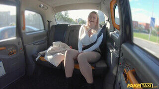 Óriás keblű világos szőke a hátsó ülésen csak arra vár, hogy a taxis megdugja - sex-videochat