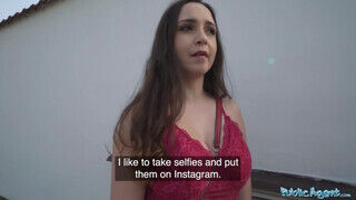 Zeynep Rossa a kolosszális csöcsű tinédzser gádzsi pénzért hancúrozik - sex-videochat