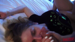 Stella Cox a termetes tőgyes bige édeshármasban baszik - sex-videochat