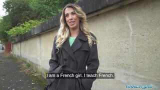 Karcsú francia pipi felszedve és keményen meghágva - sex-videochat
