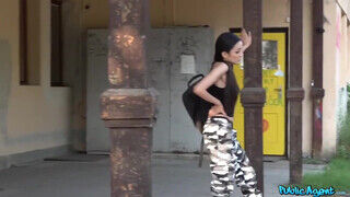 Rae Lil Black a vonatállomáson beleül a pali faszába - sex-videochat