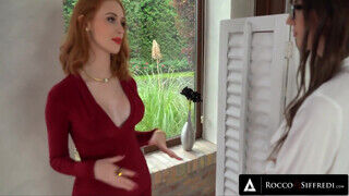 Lina Luxa a karcsú magas nőci és a vörös hajú Lenina Crowne édeshármasban pajzánkodnak - sex-videochat