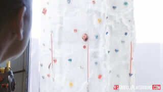 Abella Danger nem csak a falra mászik fel hanem a srác faszára is - sex-videochat