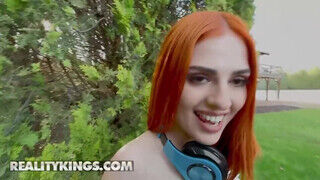 Mina Von D a kívánatos vörös hajú tinédzser pov nézetben szétkúrelva - sex-videochat