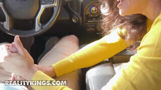Penny Barber a kolosszális tőgyes milf már a kocsiban rámegy a bránerre - sex-videochat