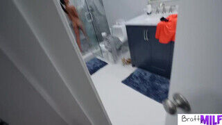 Armani Interracial érezni akarja a fügyit a nedves puncijában - sex-videochat