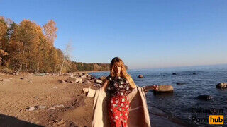 Orosz barinő a tengerparton orálozza le a pasasa farkát - sex-videochat