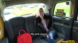 Georgie Lyall a gigantikus csöcsű szöszi kiscsaj kufircol a sofőrrel - sex-videochat