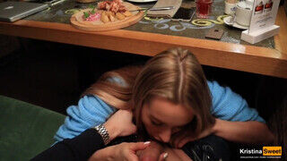 Orosz vonzó pipi az étteremben szopta le a pasiját - sex-videochat