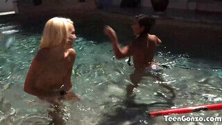 Carmen Callaway és Morgan Lee a medence partján nyalják egymást - sex-videochat