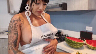 Három latina csaj a konyhában kelleti magát - sex-videochat