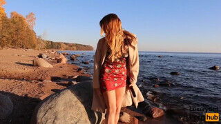 Luxury Girl peckezik a tengerparton egy bazinagy fekete dildóval - sex-videochat