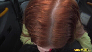 Eva Berger a vörös hajú milf megkefélve a taxiban - sex-videochat