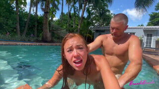 Kúrás a medencében egy csábító tini csajjal - sex-videochat