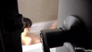 Jessica Starling a tetszetős gigantikus kannás fiatal kishölgy megkefélve a fürdőben - sex-videochat