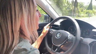 Lora Cross a perverz házaspár vezetés közben hímvesszőt ver - sex-videochat