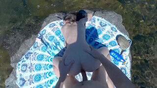 Döngölés a sziklákon a folyóparton egy amatőr párral - sex-videochat