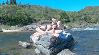 Döngölés a sziklákon a folyóparton egy amatőr párral - sex-videochat