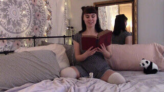 Sophia Wolfe a csöcsös amatőr szuka szeret olvasás közben masztizni - sex-videochat