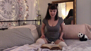 Sophia Wolfe a csöcsös amatőr szuka szeret olvasás közben masztizni - sex-videochat