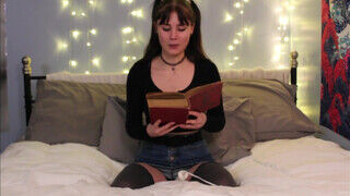 Sophia Wolfe a tinédzser pipi olvasás közben peckezik - sex-videochat