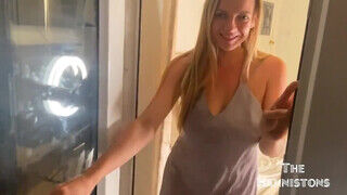 Csöcsös angol asszony lebukott masztizás közben a férje előtt - sex-videochat