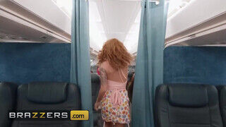 Natasha Nice az óriás didkós milf és Lumi Ray a repülőn izgulnak fel - sex-videochat