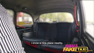 Nathaly Cherie a kolosszális tőgyes taxis leányzó megbaszatja magát a kocsiban - sex-videochat