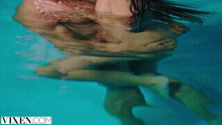 Evelin a medence parton kupakol a gigászi farkú fószerrel - sex-videochat