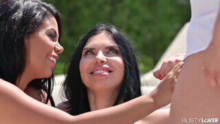 Kira Queen és Kesha Ortega a termetes keblű biszex milfek édeshármasban basznak - sex-videochat