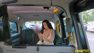 Jade Mai a vonzó ázsiai táncos kisasszony reszel a taxissal - sex-videochat