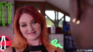 Zara DuRose a vörös hajú csöcsös lány élvezi a fekete dákót - sex-videochat