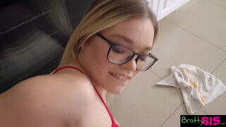 Katie Kush a szemüveges nevelő húgi bekúrva a konyhában - sex-videochat