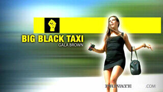 Gala Brown a taxiban szexel a fekete sofőrrel - sex-videochat
