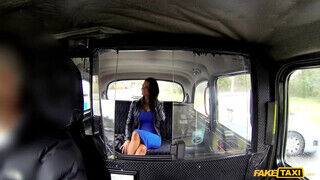 Jasmine Jae a szép csöcsös milf kinyalva és megkamatyolva a taxiban - sex-videochat