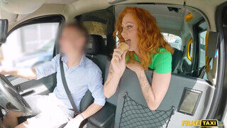 Cherry Candle a tetszetős vörös hajú leányzó nem csak a fagyit kedveli nyalni a taxiban - sex-videochat