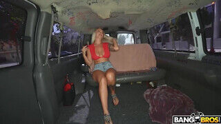 Elana Bunnz a csöcsös világos szőke milf kupakol a kisbuszban - sex-videochat