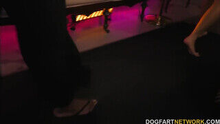 Brooke Wylde a méretes keblű világos szőke kiscsaj megdöngetve a klubban - sex-videochat