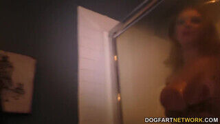 Brooke Wylde a méretes keblű világos szőke kiscsaj megdöngetve a klubban - sex-videochat