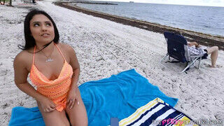 Serena Santos a csábos dél amerikai gádzsi megkettyintve a tengerparton - sex-videochat