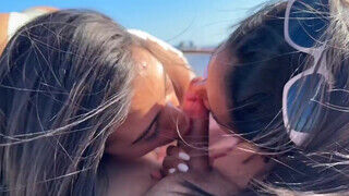 Daniela Antury és a ribanca édeshármasban cidázzák a cerkát a hajón - sex-videochat