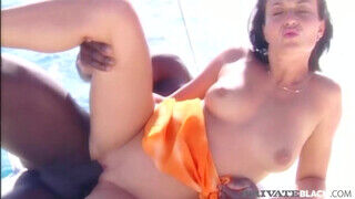 Jodie Moore és szöszi hajú Barbara V a hajón pajzánkodnak - sex-videochat