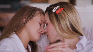 Erika Eden és Olivia Sparkle a sulis lezbi csajok megkívánták egymást testét - sex-videochat