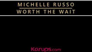 Michelle Russo bekapja már a konyhában a fiatalabb pali könyörtelen faszát - sex-videochat