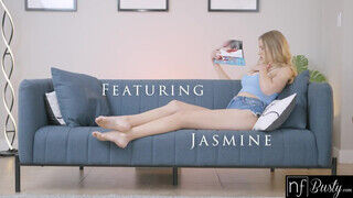 Jasmine Daze a méretes cickós tini csajszi a szobatársával dug - sex-videochat