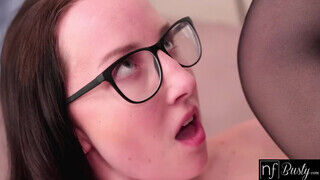 Bella Angel a csöcsös szemüveges fiatalasszony csöcsbe és punciba tolva - sex-videochat