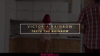 Victoria Rainbow a ellenállhatatlan sovány kicsike csöcsű vörös hajú milf megkúrelva - sex-videochat