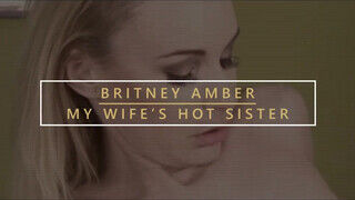 Britney Amber a csábos csöcsös milf cicije és lyuka megkúrva - sex-videochat